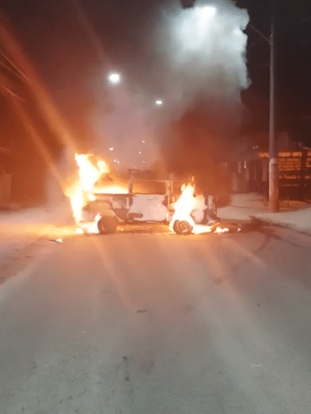 December 4, 2020 - Vehicle is set on fire to serve as a barricade in the escape of bandits in Belford Roxo (RJ) - Reproduction - Reproduction