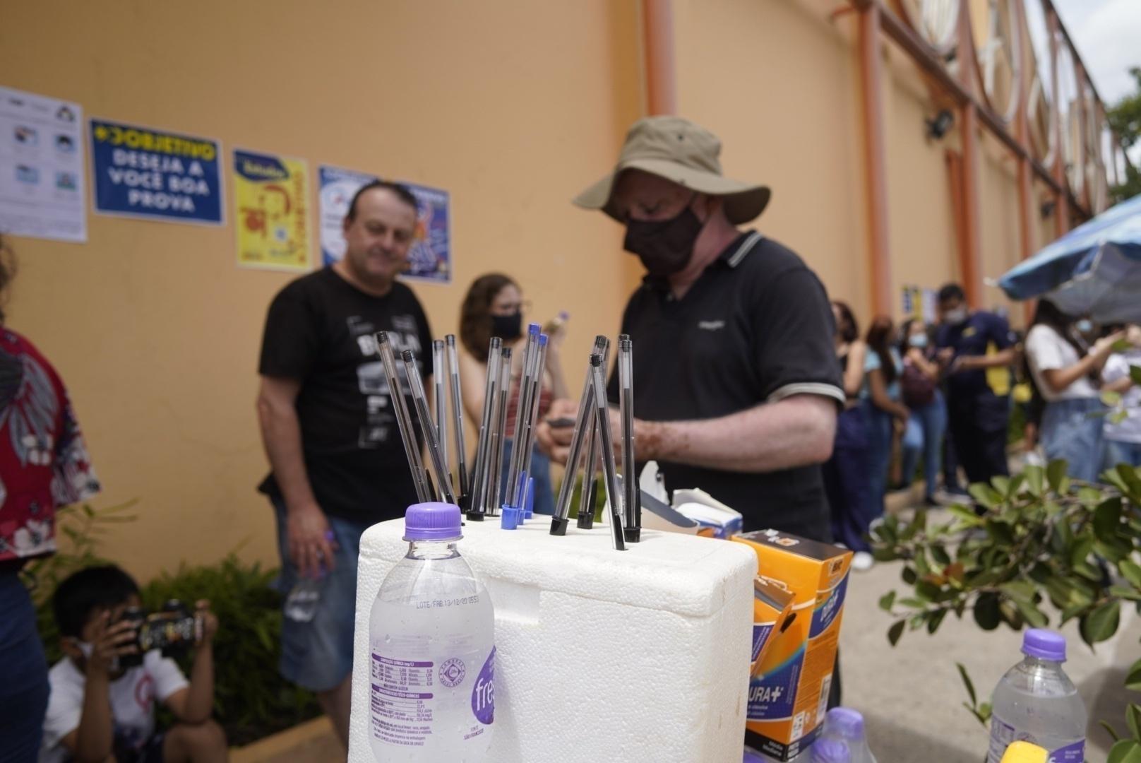 Ambulante vende canetas, lápis e lanches na porta de universidade em São Paulo no 1º dia de prova do Enem impresso - André Porto/UOL