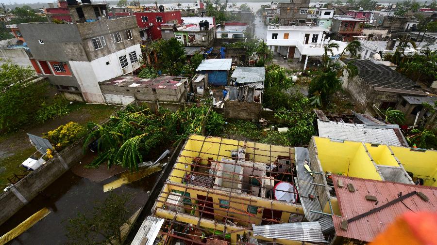 Casas sem telhados são vistas após o furacão Grace atingir a costa com chuvas torrenciais perto de Tecolutla, no México - REUTERS/Oscar Martinez