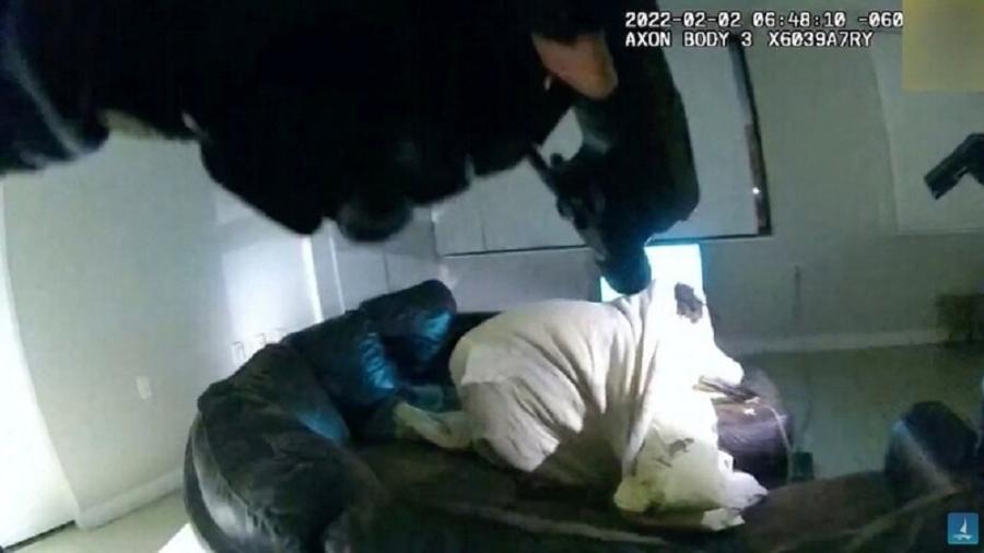 Imagens de câmeras corporais mostram a polícia apontando suas armas para Amir Locke, que estava deitado no sofá debaixo de um cobertor antes de ser morto a tiros - Minneapolis Police Department