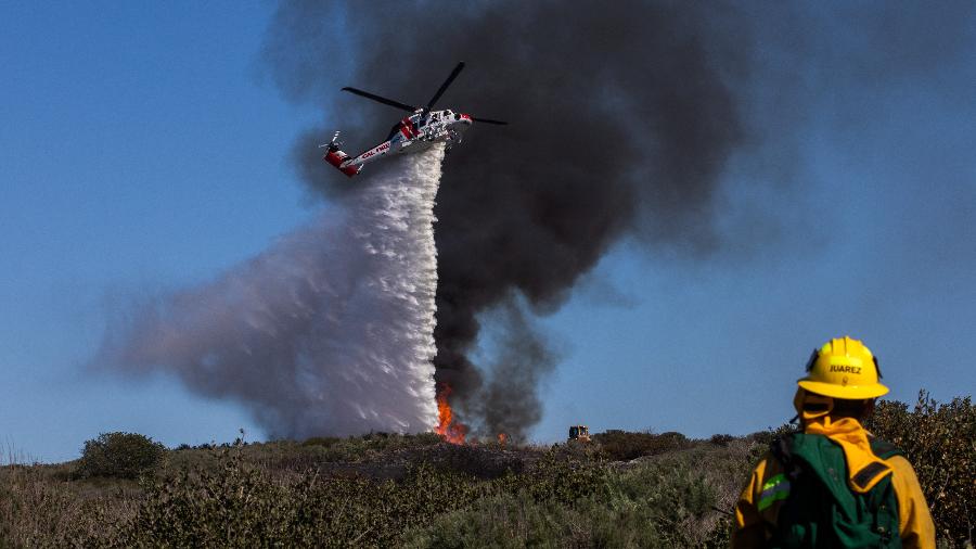 10.fev.22 - Helicóptero combate fogo de incêndio em Laguna Beach, Califórnia (EUA) - Apu Gomes/Getty Images via AFP