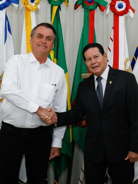 Presidente da República Jair Bolsonaro cumprimenta o vice Hamilton Mourão - Alan Santos/PR