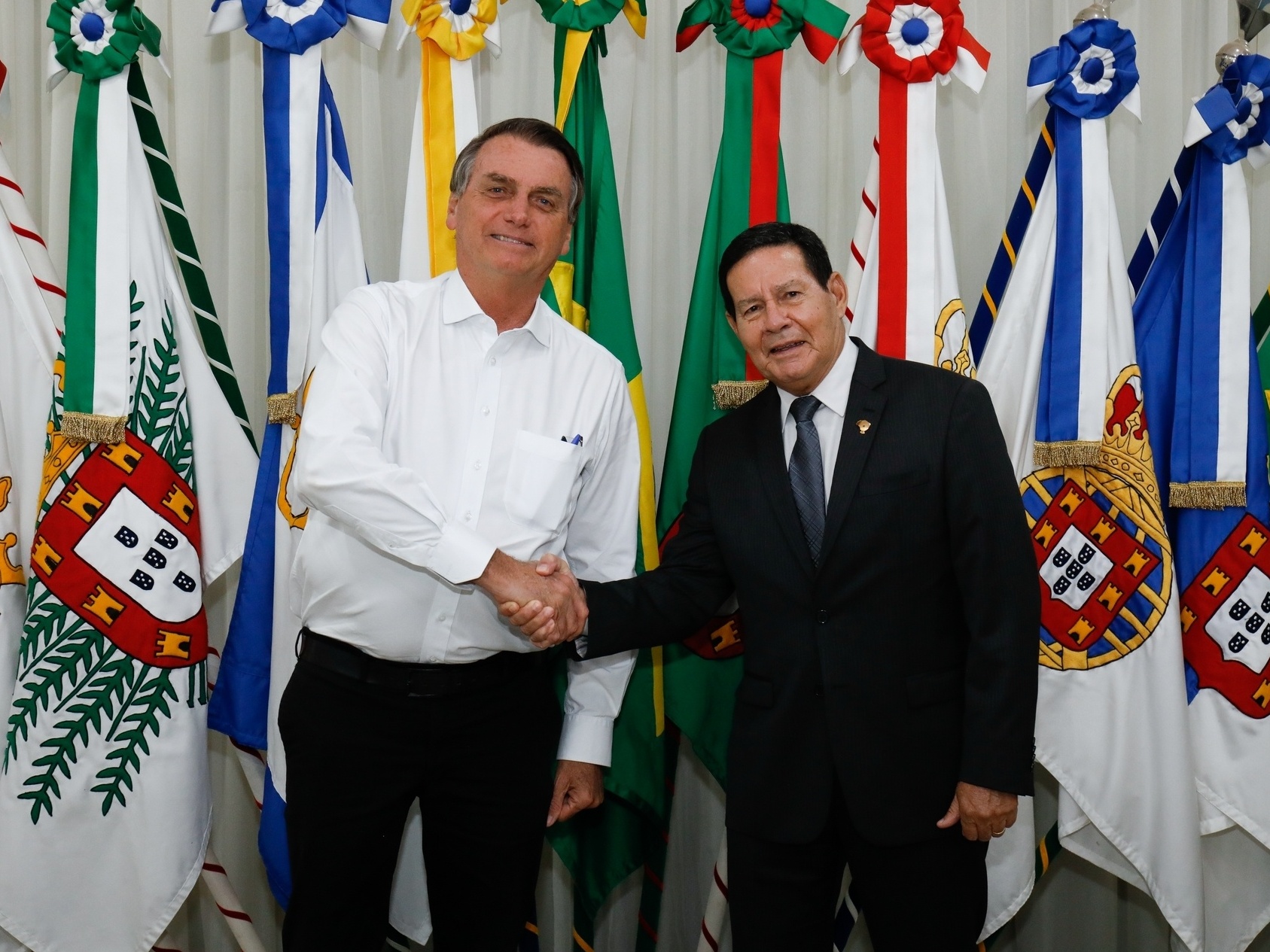 Mourão tornou-se o primeiro general da história a ajoelhar para um capitão