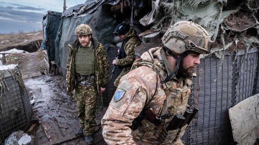 Ministro do interior da Ucrânia Denys Monastyrskiy (à esquerda) visita soldados na linha de frente  - Timothy Fadek/Redux para CNN