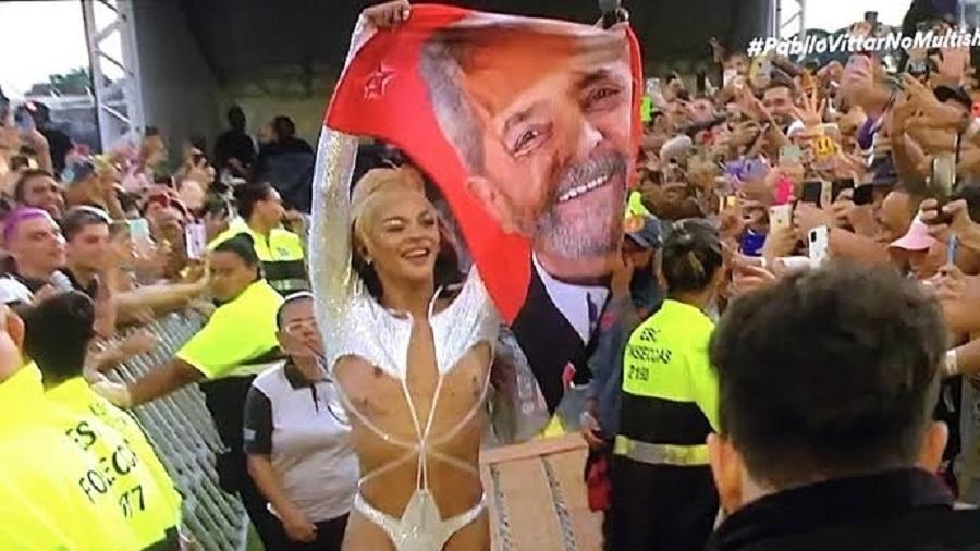 Pabllo Vittar carregava uma bandeira com uma foto de Lula (PT) durante show no Lollapalooza 2022 - Reprodução/Multishow