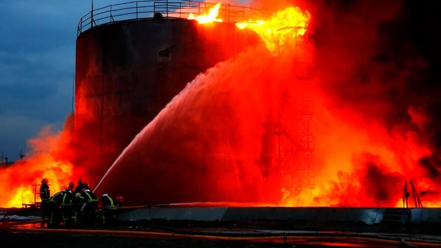 27.mar.2022 - Uma base de armazenamento de combustível foi bombardeada em Lviv, no oeste da Ucrânia - Serviço de Emergência da Ucrânia