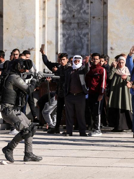 Manifestantes palestinos e membros das forças de segurança de Israel entraram em conflito no complexo da mesquita Al-Aqsa, em Jerusalém - Ammar Awad/Reuters