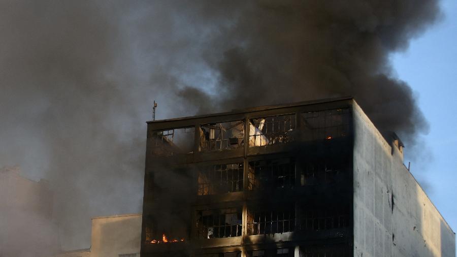 11.07.22 - Prédio no Centro de São Paulo é atingido por incêndio de grandes proporções; outros edifícios ao lado também foram afetados - CARLA CARNIEL/REUTERS