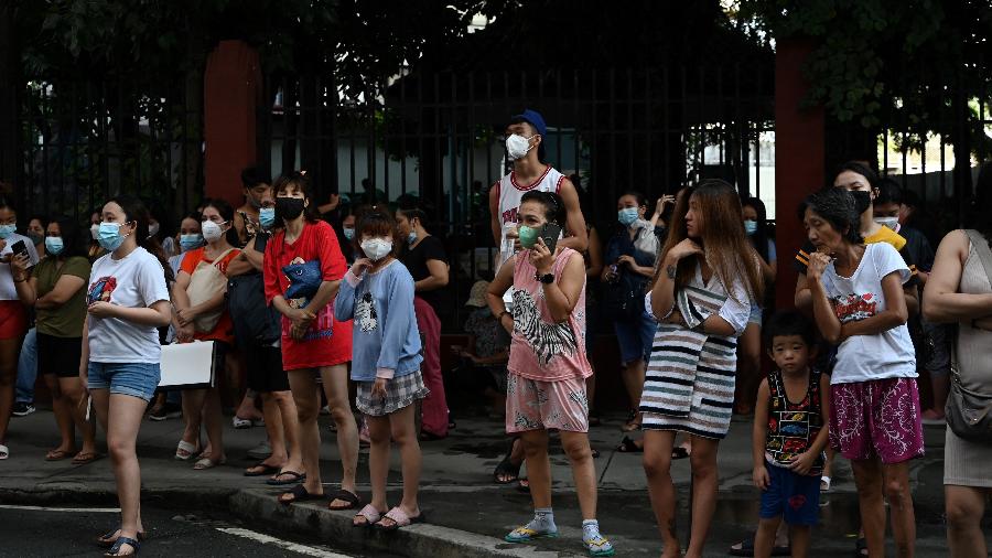 27.jul.2022 - Moradores evacuam prédio depois que um terremoto de magnitude 7,1, a cerca de 300 quilômetros de distância, foi sentido em Manila, capital das Filipinas. - JAM STA ROSA / AFP