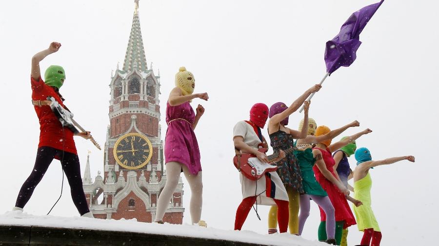 Integrantes do grupo russo de punk rock Pussy Riot fazem protesto na Praça Vermelha, em Moscou, em janeiro de 2012 - Denis Sinyakov/Reuters