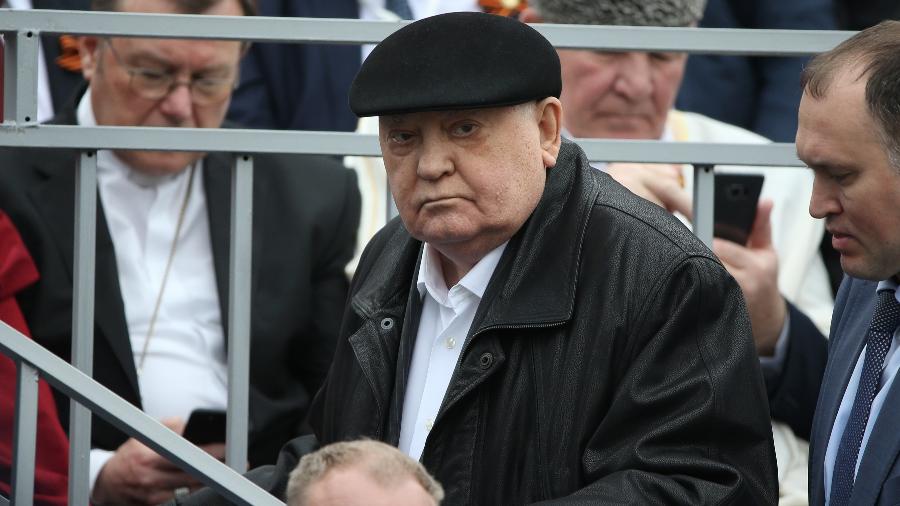 09.mai.2021 - O ex-presidente soviético Mikhail Gorbachev (de boina) chega para assistir ao desfile do Dia da Vitória da Praça Vermelha, em Moscou, na Rússia. - Mikhail Svetlov/Getty Images