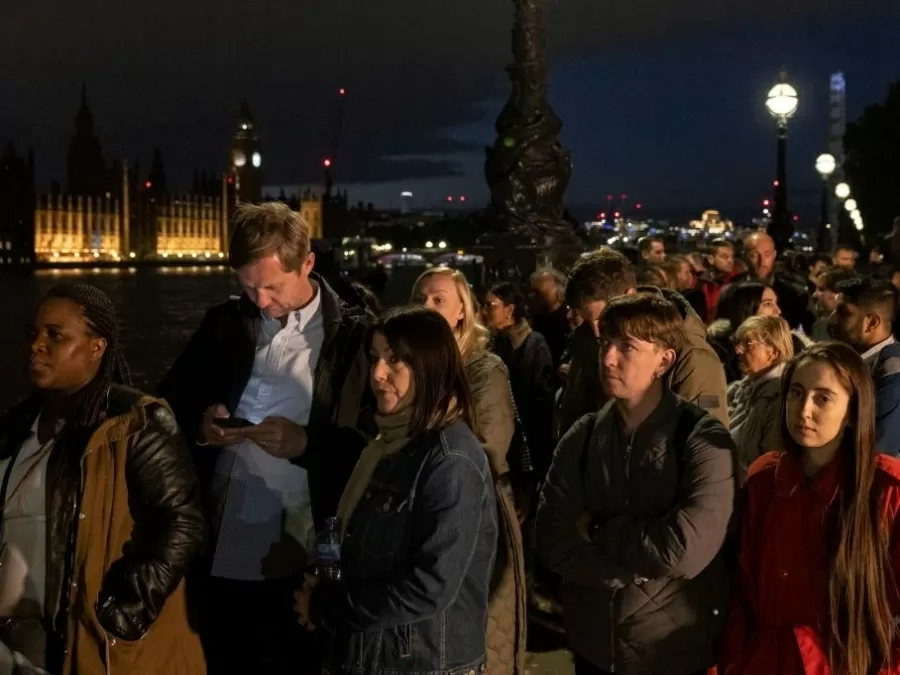 Pessoas fazem um minuto de silêncio em homenagem à rainha Elizabeth 2ª em Londres - Dan Kitwood/Getty Images