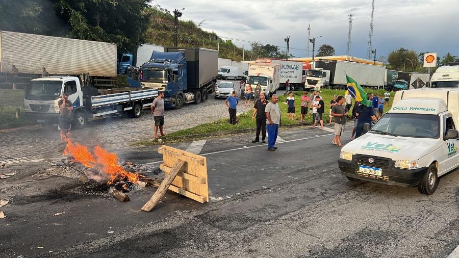 Bloqueio de caminhoneiros na Rodovia Presidente Dutra impediu viagens entre São Paulo e Rio de Janeiro - Lola Ferreira/ UOL
