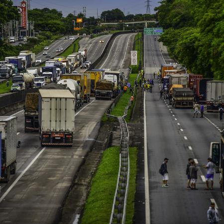Pontos da Via Dutra foram interditados por caminhoneiros apoiadores do presidente da República, Jair Bolsonaro (PL), na altura do quilômetro 149, em São José dos Campos (SP), na manhã desta terça-feira (1) - LUCAS LACAZ RUIZ/ESTADÃO CONTEÚDO