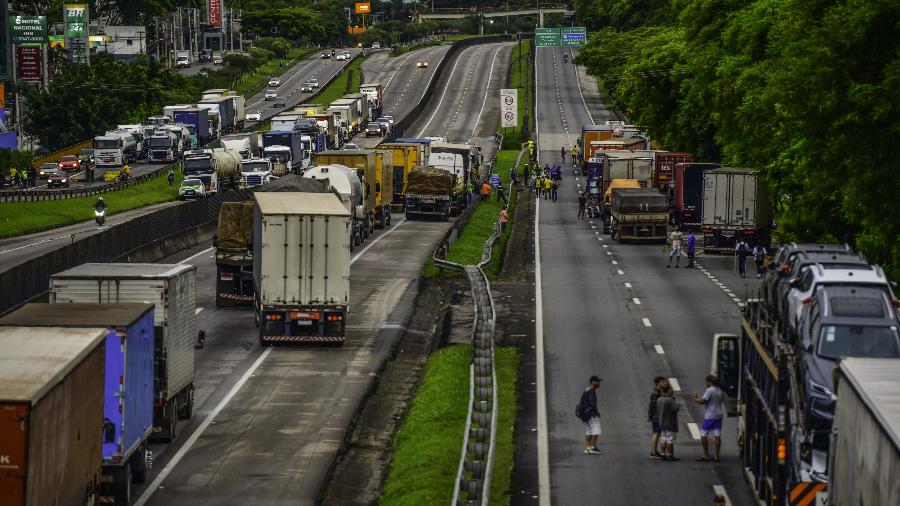 Pontos da Via Dutra foram interditados por caminhoneiros apoiadores do presidente da República, Jair Bolsonaro (PL), na altura do quilômetro 149, em São José dos Campos (SP), na manhã desta terça-feira (1) - LUCAS LACAZ RUIZ/ESTADÃO CONTEÚDO