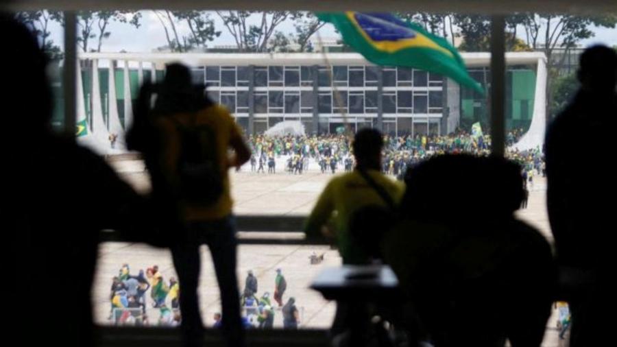 Quase 300 pessoas seguem presas por envolvimento nos atos antidemocráticos de 8 de janeiro - REUTERS