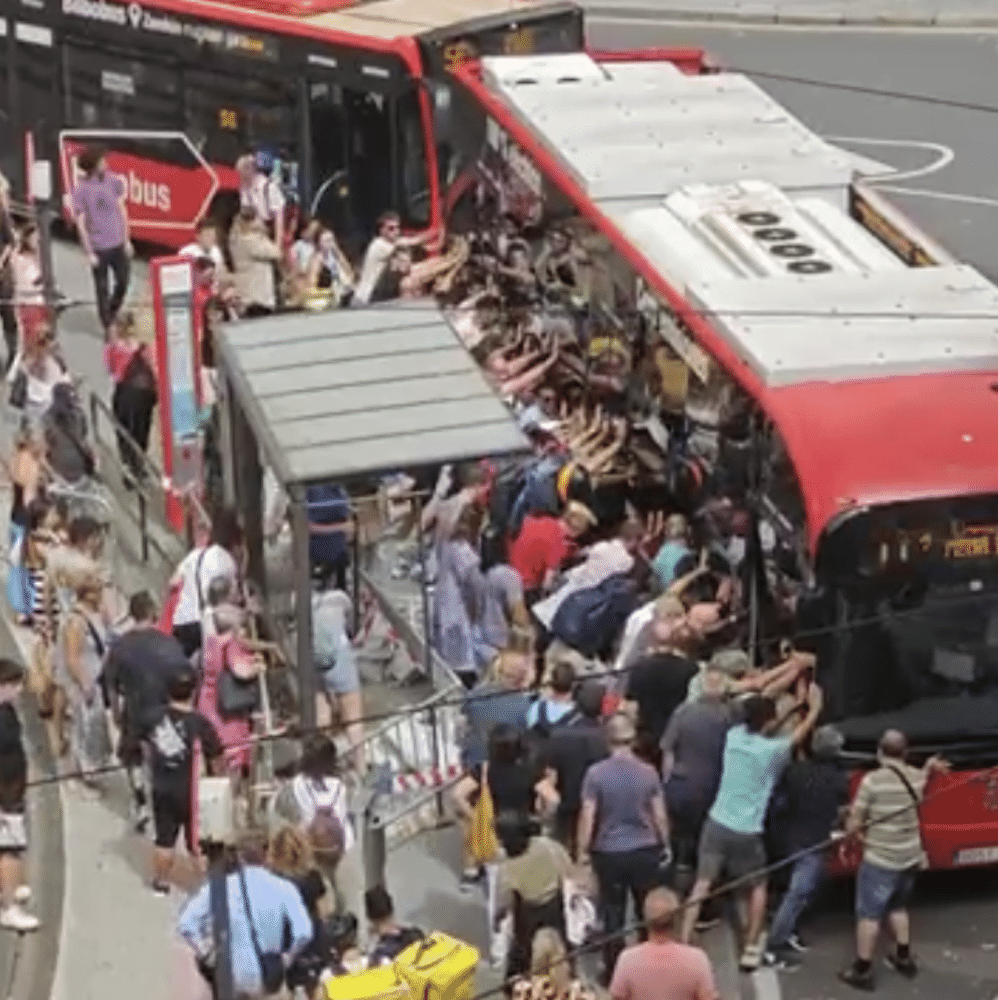 Dezenas de pessoas erguem ônibus para resgatar idoso na Espanha; veja