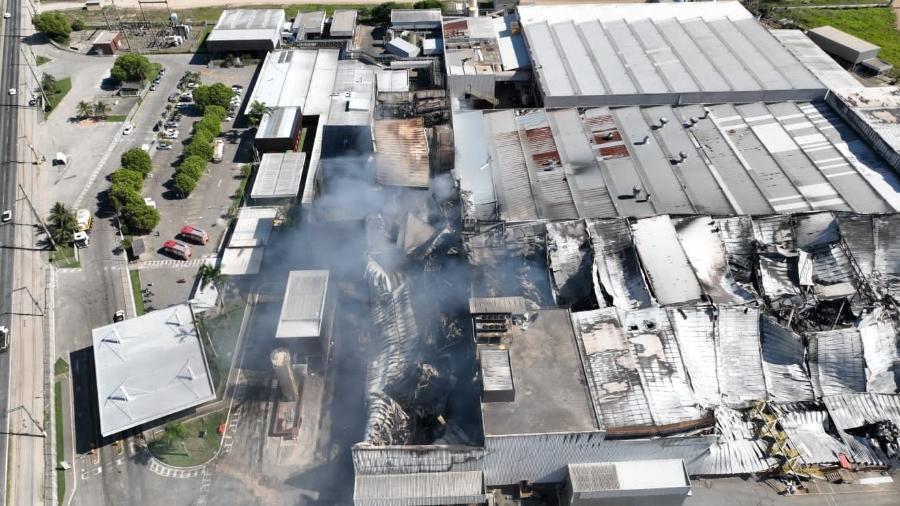 Bombeiros ainda monitoram incêndio em fábrica da Cacau Show em Linhares após 72 horas