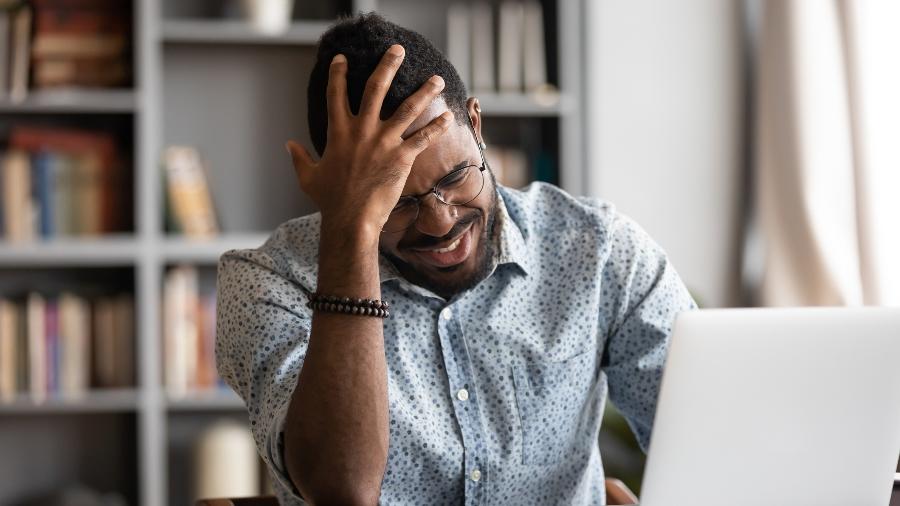 Jovem estressado precisa de mensagens com toque de humor - Getty Images/iStockphoto