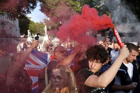 Ataque contra meninas gerou protestos violentos 