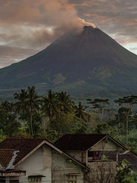 Fumaça sai do Monte Merapi durante uma erupção, vista de uma vila em Java Central, em 4 de novembro de 2024 - DEVI RAHMAN/AFP