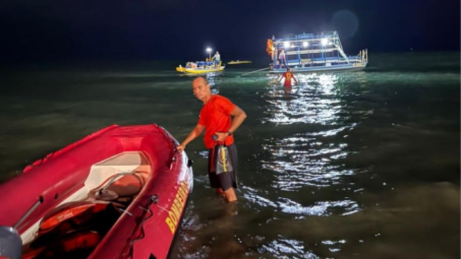 Embarcação do Corpo de Bombeiros durante resgate a jangada 