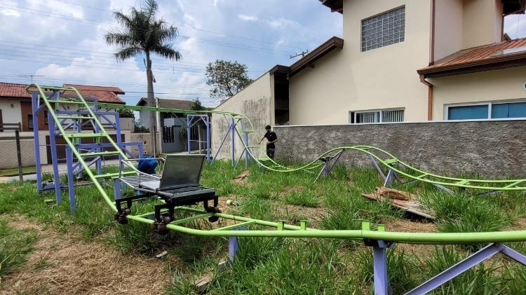 Montanha-russa tem 34 metros, e Gustavo gastou cerca de R$ 30 mil em sua construção Montanha-russa tem 34 metros, e Gustavo gastou cerca de R$ 30 mil em sua construção
