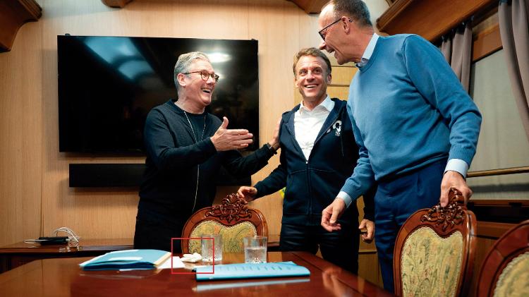 Foto de Starme, Macron e Merz feita pela agência Reuters no trem mostra lenço de papel na mesa