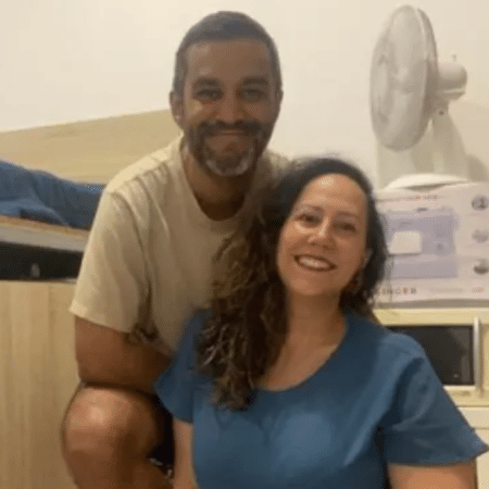 Patrícia Breternitz Pereira e o marido no apartamento de apenas um cômodo onde vivem em Portugal Patrícia Breternitz Pereira e o marido no apartamento de apenas um cômodo onde vivem em Portugal