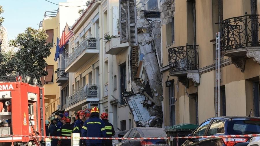 Equipes de emergência trabalham no local onde um prédio antigo desabou parcialmente após uma explosão, na área turística de Plaka, no centro de Atenas, Grécia Equipes de emergência trabalham no local onde um prédio antigo desabou parcialmente após uma explosão, na área turística de Plaka, no centro de Atenas, Grécia