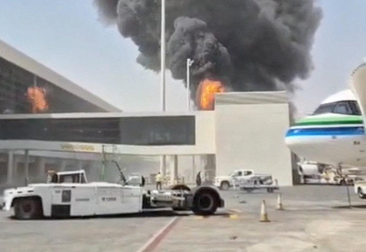 Fumaça e chamas se elevam do Aeroporto Internacional Rei Khalid, em Riad, Arábia Saudita, após os houthis, apoiados pelo Irã, afirmarem ter atacado o aeroporto - undefined