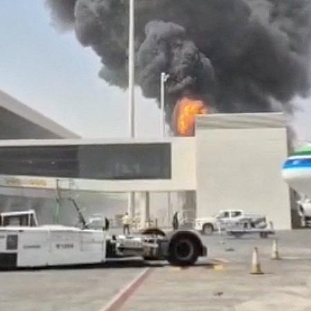 Fumaça e chamas se elevam do Aeroporto Internacional Rei Khalid, em Riad, Arábia Saudita, após ataque dos houthis Fumaça e chamas se elevam do Aeroporto Internacional Rei Khalid, em Riad, Arábia Saudita, após ataque dos houthis
