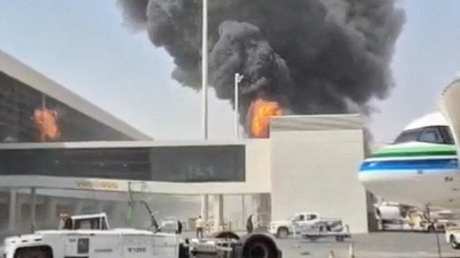 11.out.2026 - Fumaça e chamas se elevam do Aeroporto Internacional Rei Khalid, em Riad, Arábia Saudita, após os houthis, apoiados pelo Irã, afirmarem ter atacado o aeroporto 11.out.2026 - Fumaça e chamas se elevam do Aeroporto Internacional Rei Khalid, em Riad, Arábia Saudita, após os houthis, apoiados pelo Irã, afirmarem ter atacado o aeroporto