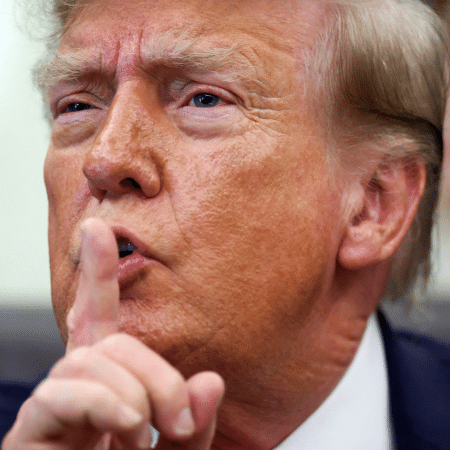 20.out.26 - O presidente dos EUA, Donald Trump, pede silêncio a um jornalista no Salão Oval, na Casa Branca, em Washington, D.C. (EUA), para anunciar programa voltado a incentivar o público a denunciar supostas fraudes 20.out.26 - O presidente dos EUA, Donald Trump, pede silêncio a um jornalista no Salão Oval, na Casa Branca, em Washington, D.C. (EUA), para anunciar programa voltado a incentivar o público a denunciar supostas fraudes