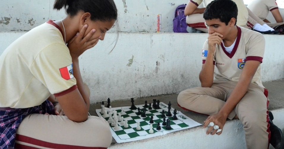 Jogos de tabuleiro e atividades na quadra garantem horário de lazer para estudantes de Escola Militar em Maceió