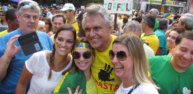 O senador Ronaldo Caiado (DEM-GO) posa com manifestantes anti-Dilma na avenida Paulista (SP) - Felipe Marques/Via WhatsApp