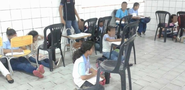 Estudantes da Escola Municipal Waldemar Barroso, em Fortaleza, iniciaram o ano letivo sem carteiras suficientes nas salas de aula. Eles assistiram aulas sentados no chão - Sindiute/Divulgação