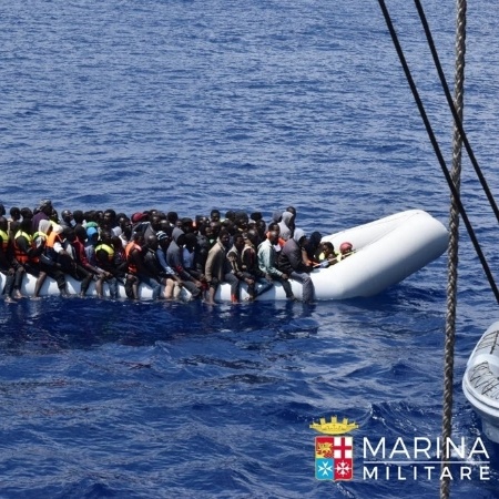 24.jun.2016 - Marinha italiana resgata cerca de 5.000 migrantes ao largo da costa da Líbia - AFP