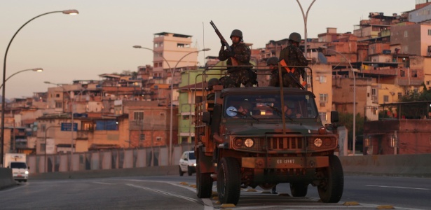 Operação faz cerco em favela de Niterói; 580 homens do Exército estão nas ruas - Ricardo Moraes/Reuters