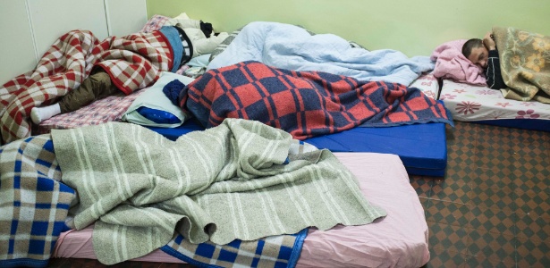 Moradores de rua dormem no chão da Central de Resgate Social, imóvel que servia como albergue no centro de Curitiba; proposta dos dois candidatos é de reabrir o espaço