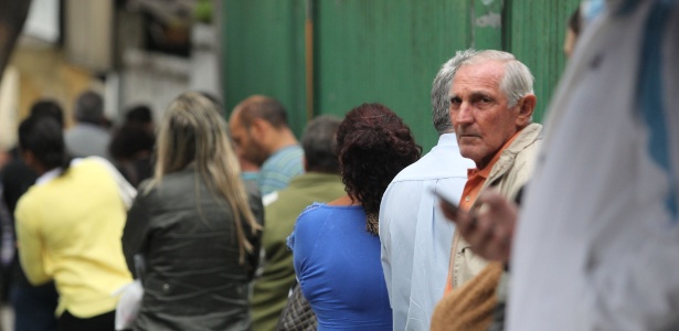 Eleitores fazem fila para votar no segundo turno em Guarulhos (SP)