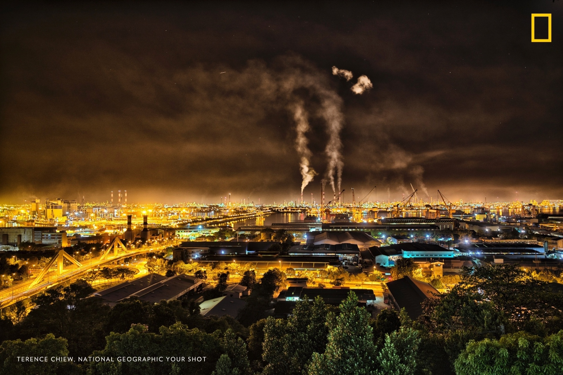 A National Geographic pediu para fotógrafos compartilharem com eles imagens que retratem as mudanças climáticas da Terra. Aqui, você poderá ver algumas delas. A imagem acima mostra a emissão de gases por diversas fábricas em na costa de Singapura - Terence Chiew/National Geographic Your Shot