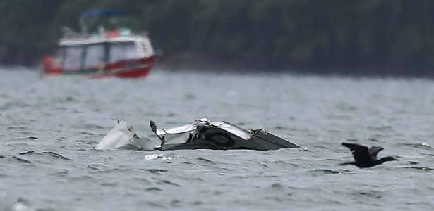 Destroços do avião que caiu no mar na quinta-feira (19), matando o ministro do STF Teori Zavascki e mais quatro pessoas, são vistos perto da Ilha Rasa, em Paraty (RJ) - Fábio Motta/Estadão Conteúdo - 21.jan.2017