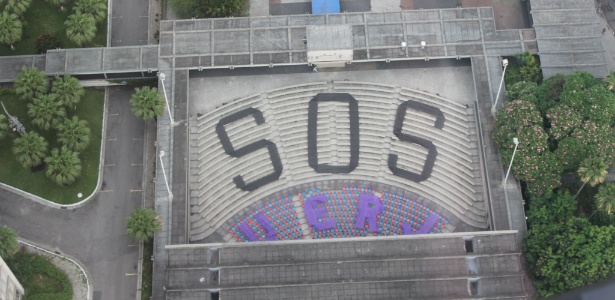 Inscrição de SOS em protesto na Universidade do Estado do Rio de Janeiro - Carlos Eduardo Cardoso/Agência O Dia/Estadão Conteúdo