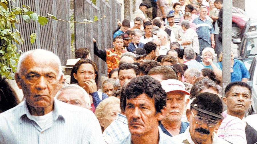 Aposentados aguardam em fila para receber formulários para a revisão dos benefícios do INSS, em São Paulo. (São Paulo-SP, 19.11.2003 - Ayrton Vignola/Folhapress