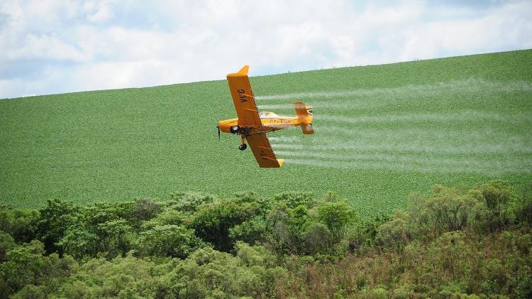 Na agricultura brasileira, há uso de aviões para aplicar agrotóxicos em plantações