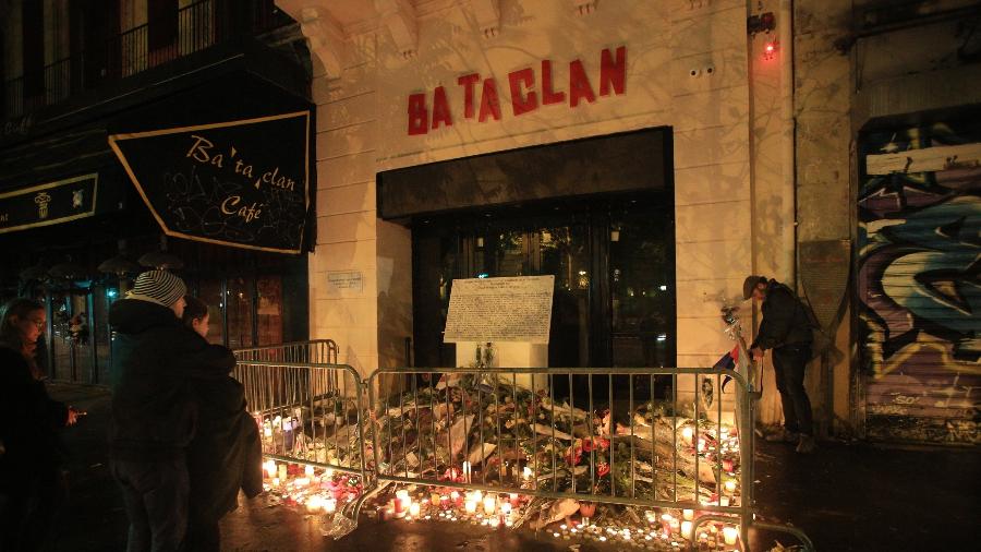 Moradores de Paris realizaram vigílias em 2016 para relembrar o atentado terrorista ocorrido na casa de espetáculos Bataclan - Leo Lemos/FramePhoto
