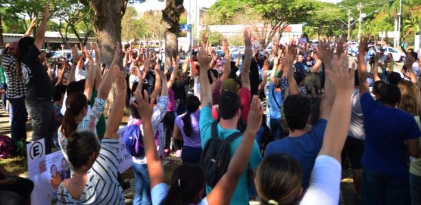 5.jul.2018 - Funcionário fazem assembleia em frente à reitoria da Unicamp - Renato César Pereira/Estadão Conteúdo