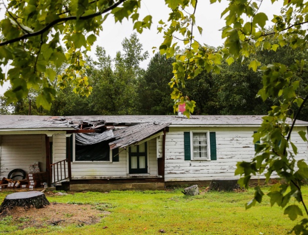 14.set.2018 - O teto de uma casa é destruído pelos ventos do furacão Florence na cidade de Wilson, Carolina do Norte - Eduardo Munoz/Reuters