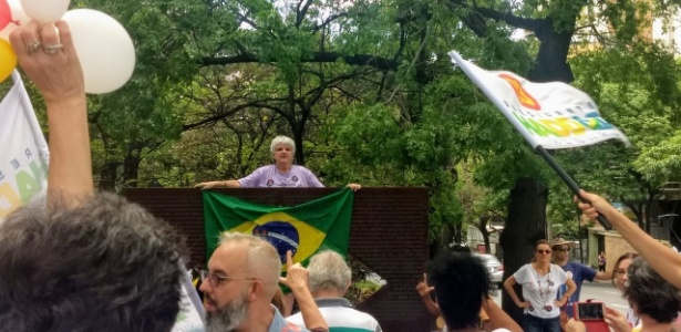 Preso durante o regime militar, o ex-vereador Betinho Duarte (de camisa roxa) leu o nome das 58 pessoas assassinadas e desaparecidas no período